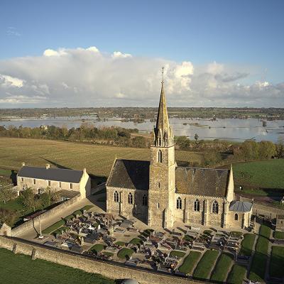 L'église surplombe les marais inondés ( novembre 2019)